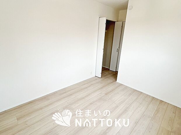 【現地写真（洋室）】木目の美しさを際立たせるシンプルデザインの建具を使用しています。