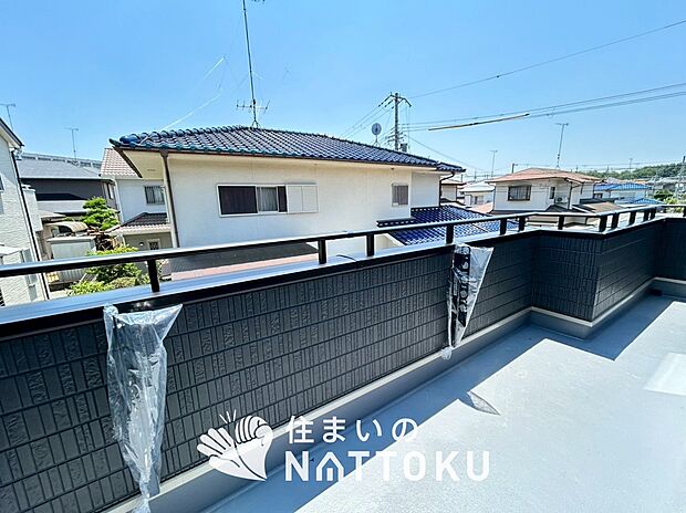 【バルコニー】奥行きが広く、洗濯物をゆったりと干せる十分な広さで、家族の洗濯も捗ります。