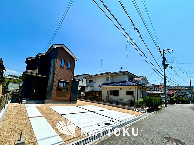 【現地写真（前道含む外観）】軽くて火災に強い屋根材を採用し、地震時の建物への負担や揺れを軽減しています。