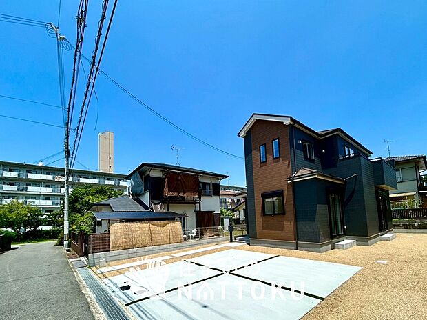 【現地写真（前道含む外観）】健康被害に配慮したもっとも安全性の高い建材を採用し、シックハウス対策をしております。