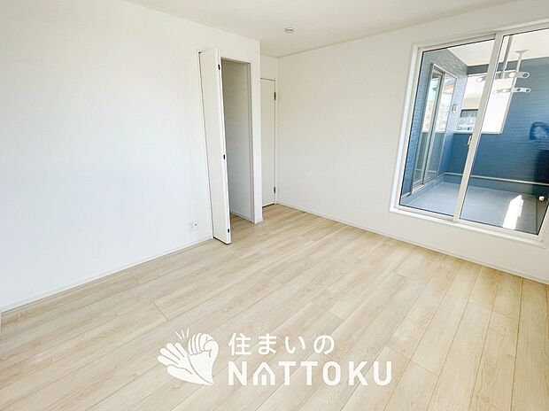 【現地写真(寝室)】木目の美しさを際立たせるシンプルデザインの建具を使用しています。