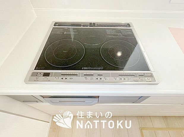 【ビルトインコンロ】フラットな構造で清掃性が高く、過熱防止センサー付3口タイプで日頃の家事も快適です。