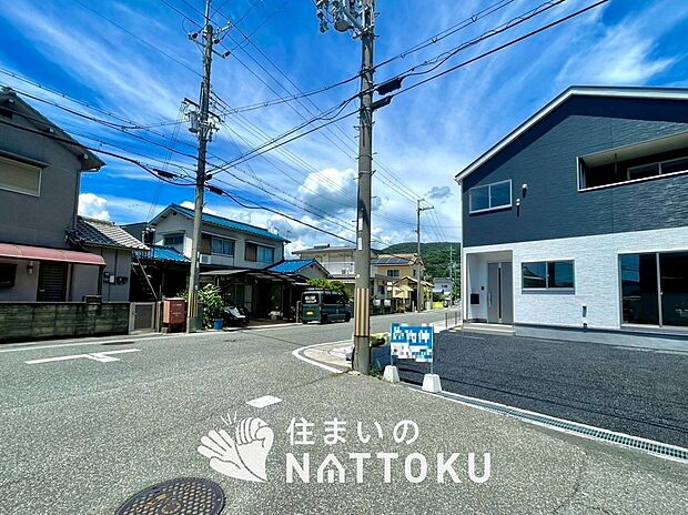 【現地写真(前道含む外観)】健康被害に配慮したもっとも安全性の高い建材を採用し、シックハウス対策をしております。