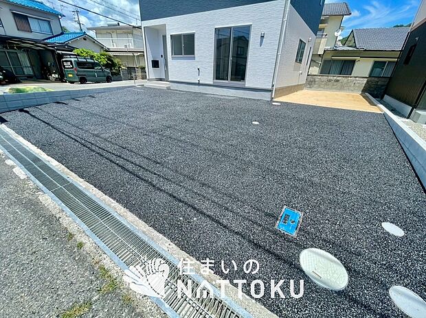 【現地写真(駐車場)】駐車スペースが広く、運転が苦手な方も安心です。