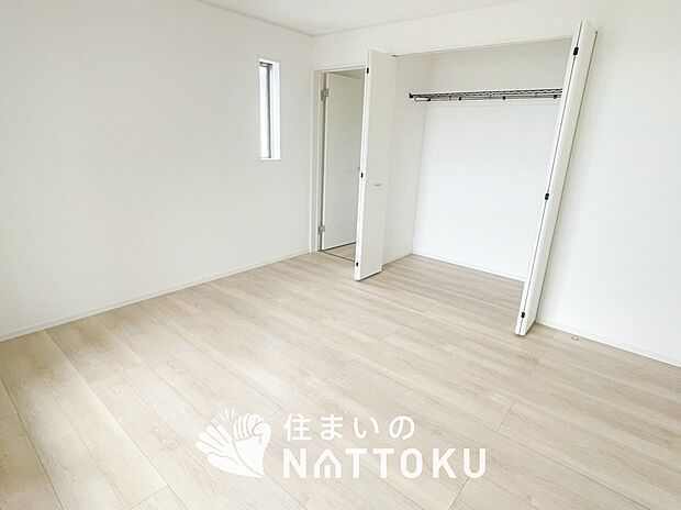 【現地写真(寝室)】木目の美しさを際立たせるシンプルデザインの建具を使用しています。