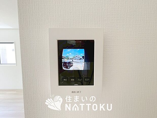 【TVモニター付インターホン】手放し通話ができ、送話表示灯で送話・受話状態が確認できます。
映像と音声で玄関先の様子をチェックできるモニター機能や、夜間の訪問者の顔も確認できるLEDライトを装備しています。