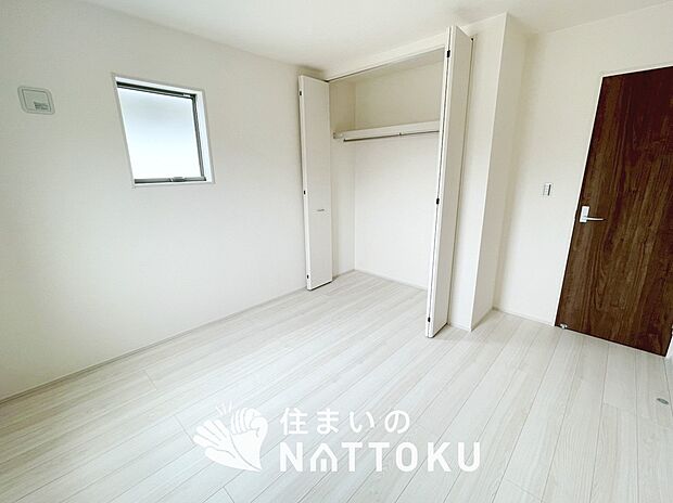 【現地写真（寝室）】木目の美しさを際立たせるシンプルデザインの建具を使用しています。