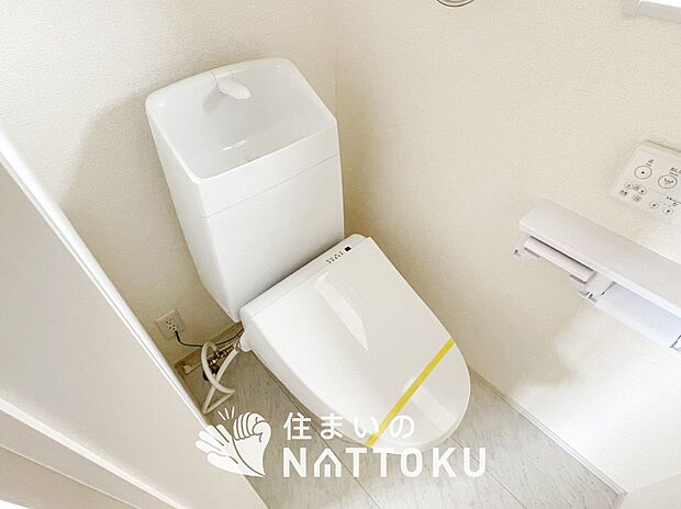 【トイレ】汚れてもサッとひと拭きでお手入れ簡単、エコ仕様の温水洗浄便座付きのトイレです。
バリアフリーにも配慮しています。
