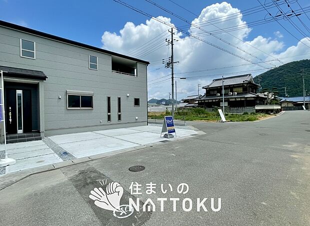 【現地写真（前道含む外観）】軽くて火災に強い屋根材を採用し、地震時の建物への負担や揺れを軽減しています。