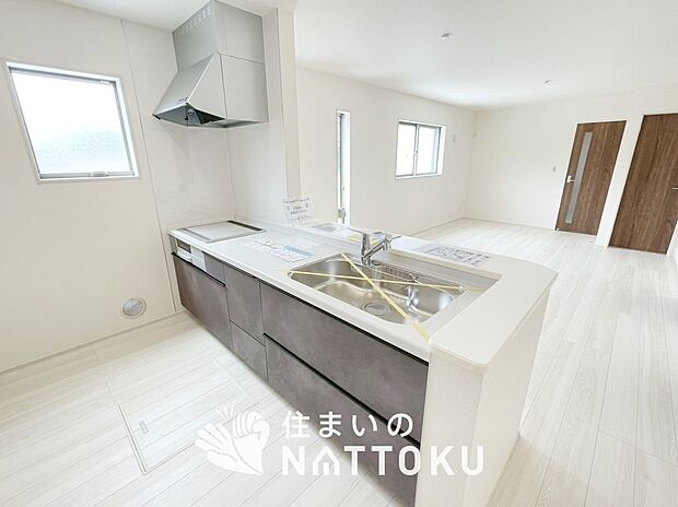 【現地写真（キッチン）】収納たっぷりのシステムキッチン、浄水器付水栓を標準装備しています。