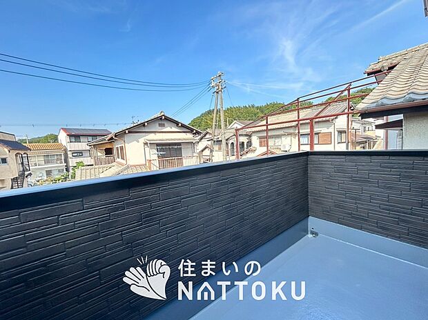 【バルコニー】奥行きが広く、洗濯物をゆったりと干せる十分な広さで、家族の洗濯も捗ります。