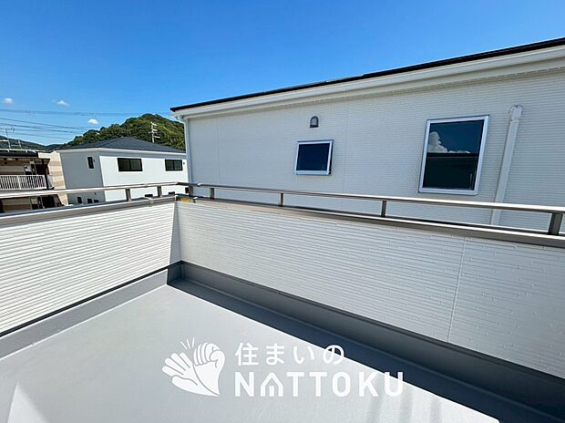 【バルコニー】奥行きが広く、洗濯物をゆったりと干せる十分な広さで、家族の洗濯も捗ります。