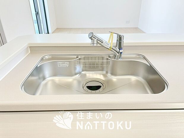 【浄水器内臓型ハンドシャワー付シンク】傷や汚れが付きにくい静音仕様の全面エンボス加工シンク。
また、蛇口の先端に浄水器を内蔵。浄水シャワーが使える毎分4リットルのたっぷり浄水。