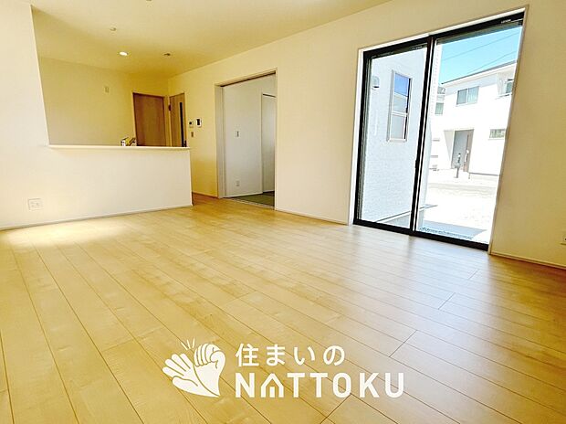 【現地写真（リビング）】フローリング材には、木目、色調など木材特有の風合いがあり、ナチュラルな美しさになっています。