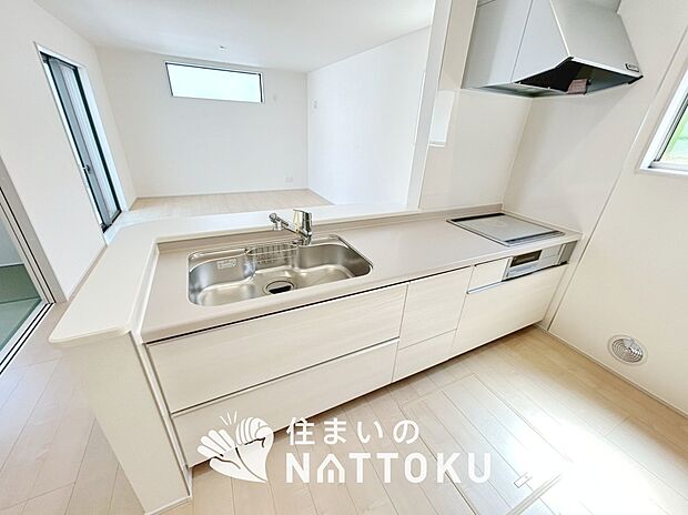 【現地写真（キッチン）】収納たっぷりのシステムキッチン、浄水器付水栓を標準装備しています。