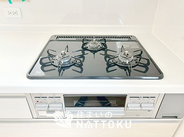【ビルトインコンロ】フラットな構造で清掃性が高く、過熱防止センサー付3口タイプで日頃の家事も快適です。