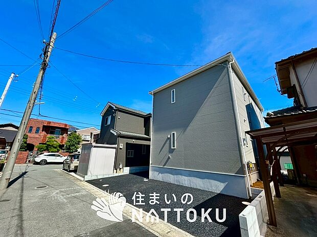 【現地写真(前道含む外観)】健康被害に配慮したもっとも安全性の高い建材を採用し、シックハウス対策をしております。