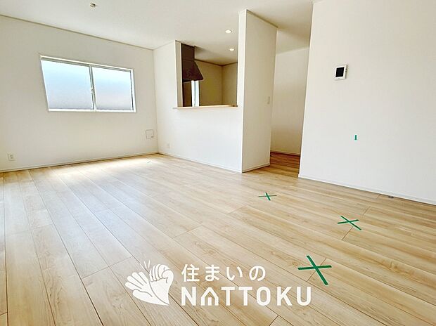 【現地写真(リビング)】フローリング材には、木目、色調など木材特有の風合いがあり、ナチュラルな美しさになっています。