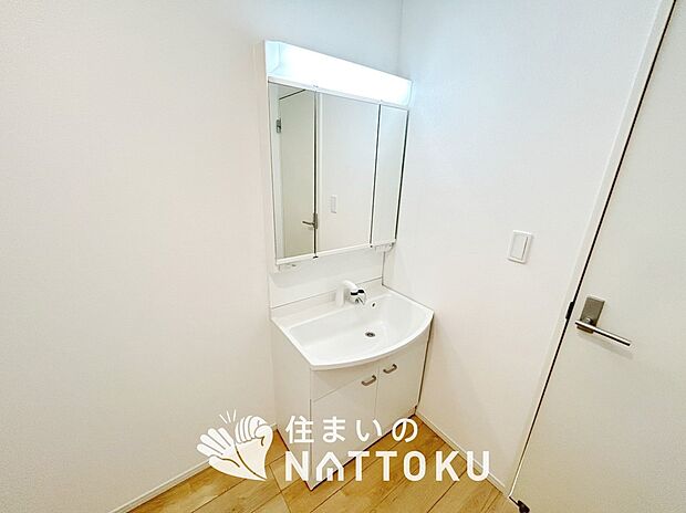 【洗面台・洗面所】鏡の両サイドは、必要なものを取出しやすく、大きな鏡面で朝の準備も快適。
使いやすいリフトアップ機能付きのシングルレバーシャワー水栓付です。