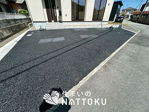 【現地写真（駐車場）】駐車スペースが広く、運転が苦手な方も安心です。