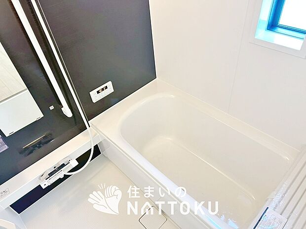 【現地写真（浴室）】浴室暖房乾燥機付き。１坪タイプで広々です。