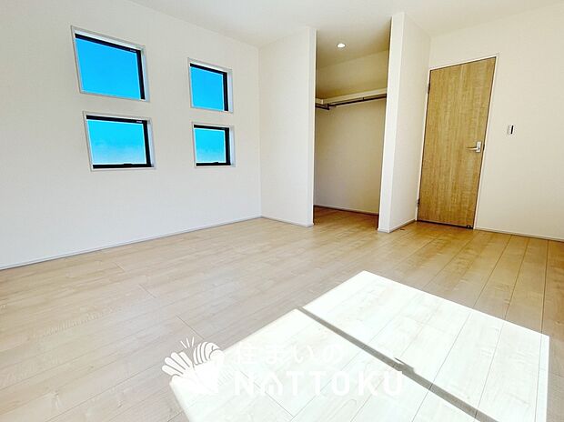 【現地写真(洋室)】木目の美しさを際立たせるシンプルデザインの建具を使用しています。