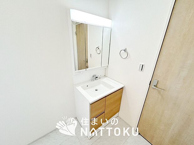 【洗面台・洗面所】鏡の両サイドは、必要なものを取出しやすく、大きな鏡面で朝の準備も快適。
使いやすいリフトアップ機能付きのシングルレバーシャワー水栓付です。