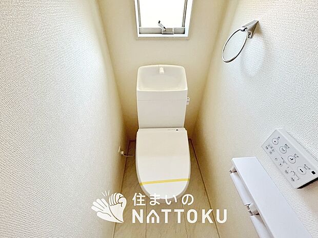 【トイレ】汚れてもサッとひと拭きでお手入れ簡単、エコ仕様の温水洗浄便座付きのトイレです。
バリアフリーにも配慮しています。