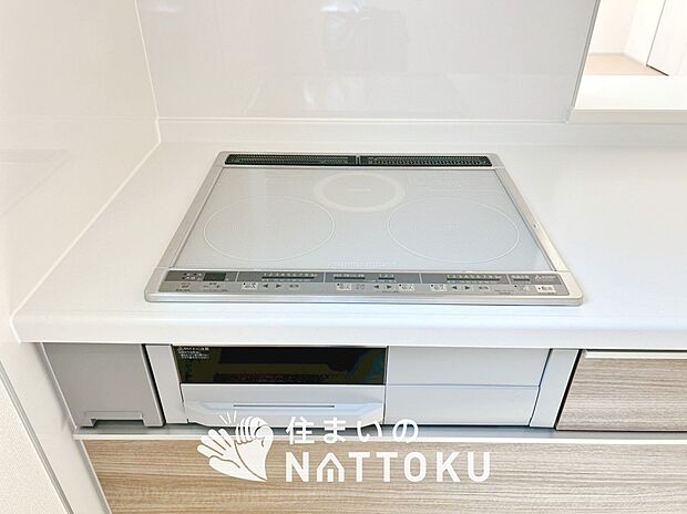 【ビルトインコンロ】フラットな構造で清掃性が高く、過熱防止センサー付3口タイプで日頃の家事も快適です。