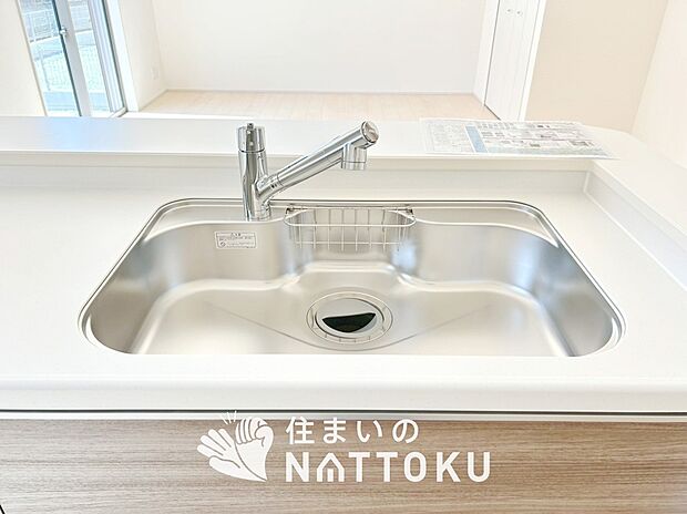 【浄水器内臓型ハンドシャワー付シンク】傷や汚れが付きにくい静音仕様の全面エンボス加工シンク。
また、蛇口の先端に浄水器を内蔵。浄水シャワーが使える毎分4リットルのたっぷり浄水。