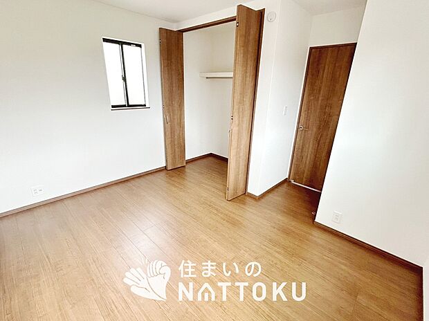 【現地写真(寝室)】木目の美しさを際立たせるシンプルデザインの建具を使用しています。