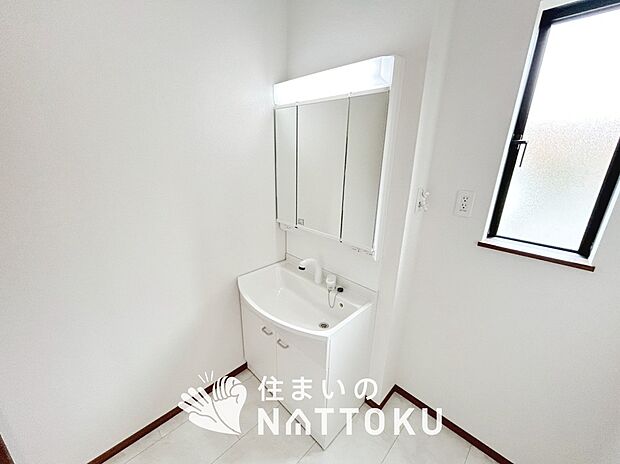 【洗面台・洗面所】鏡の両サイドは、必要なものを取出しやすく、大きな鏡面で朝の準備も快適。
使いやすいリフトアップ機能付きのシングルレバーシャワー水栓付です。