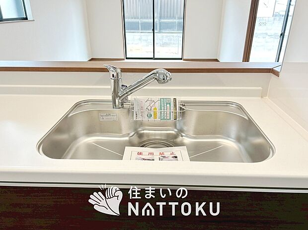 【浄水器内臓ハンドシャワー付シンク】広々とした凸型シンクに洗剤ポケットを標準装備。すっきり収納できます。
また、蛇口の先端に浄水器を内蔵しているため場所をとりません。