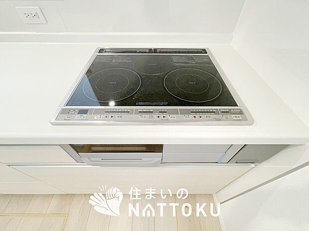 【ビルトインコンロ】フラットな構造で清掃性が高く、過熱防止センサー付３口タイプで日頃の家事も快適です。