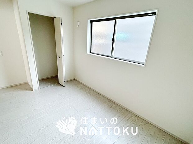 【現地写真(洋室)】木目の美しさを際立たせるシンプルデザインの建具を使用しています。