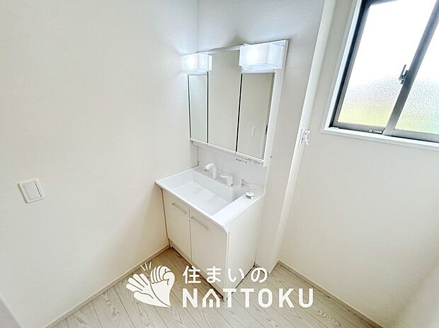 【洗面台・洗面所】鏡の両サイドは、必要なものを取出しやすく、大きな鏡面で朝の準備も快適。
使いやすいリフトアップ機能付きのシングルレバーシャワー水栓付です。