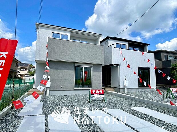 【現地写真(街並み)】雨で汚れを落とし、耐久性・耐候性に優れた外壁を使用しています。