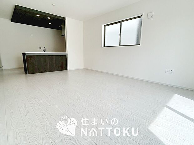 【現地写真(リビング)】フローリング材には、木目、色調など木材特有の風合いがあり、ナチュラルな美しさになっています。