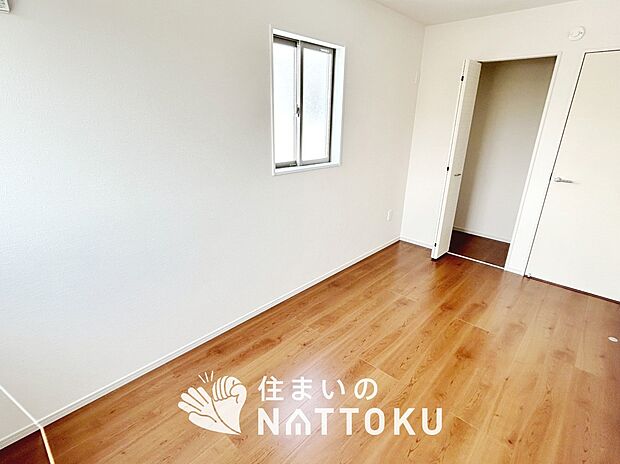 【現地写真(寝室)】木目の美しさを際立たせるシンプルデザインの建具を使用しています。