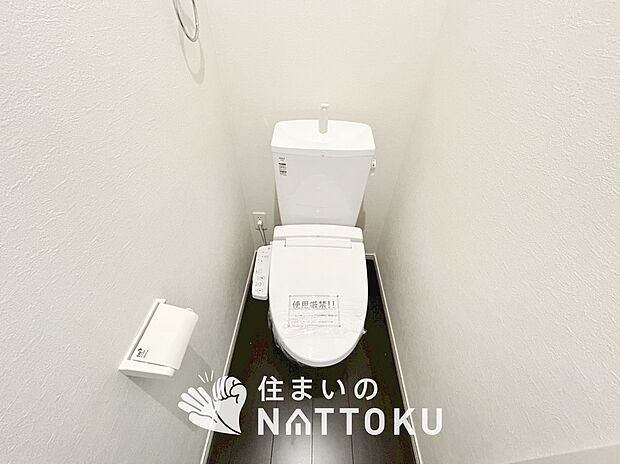 【トイレ】汚れてもサッとひと拭きでお手入れ簡単、エコ仕様の温水洗浄便座付きのトイレです。
バリアフリーにも配慮しています。