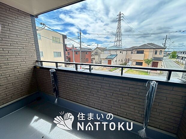 【バルコニー】奥行きが広く、洗濯物をゆったりと干せる十分な広さで、家族の洗濯も捗ります。