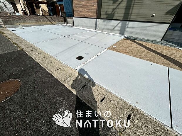 【現地写真(駐車場)】駐車スペースが広く、運転が苦手な方も安心です。