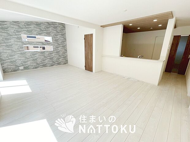 【現地写真(リビング)】フローリング材には、木目、色調など木材特有の風合いがあり、ナチュラルな美しさになっています。