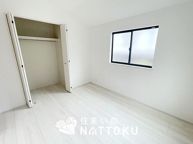 【現地写真(寝室)】木目の美しさを際立たせるシンプルデザインの建具を使用しています。