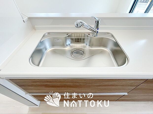 【浄水器内臓ハンドシャワー付シンク】広々とした凸型シンクに洗剤ポケットを標準装備。すっきり収納できます。
また、蛇口の先端に浄水器を内蔵しているため場所をとりません。