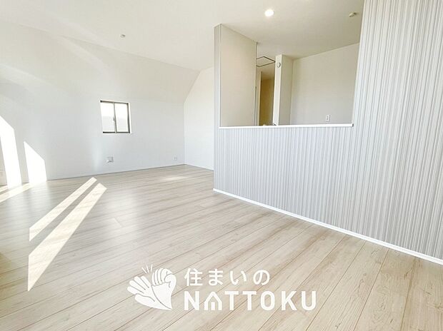 【現地写真（リビング）】フローリング材には、木目、色調など木材特有の風合いがあり、ナチュラルな美しさになっています。