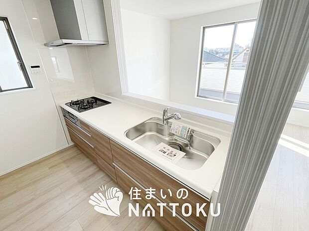 【現地写真（キッチン）】収納たっぷりのシステムキッチン、浄水器付水栓を標準装備しています。