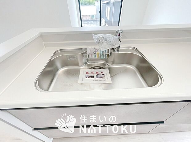 【浄水器内臓ハンドシャワー付シンク】広々とした凸型シンクに洗剤ポケットを標準装備。すっきり収納できます。
また、蛇口の先端に浄水器を内蔵しているため場所をとりません。