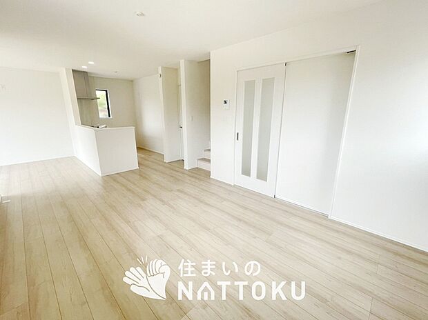 【現地写真(リビング)】フローリング材には、木目、色調など木材特有の風合いがあり、ナチュラルな美しさになっています。