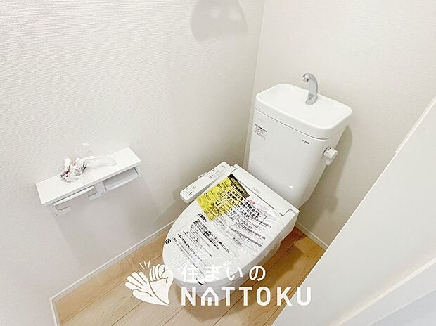 【トイレ】汚れてもサッとひと拭きでお手入れ簡単、エコ仕様の温水洗浄便座付きのトイレです。
バリアフリーにも配慮しています。